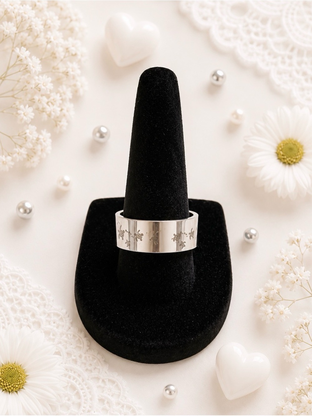 Silver-Tone Women’s Band Ring with Swimming Turtles Motif - size 7